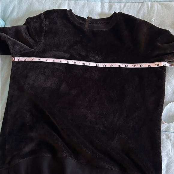 GAIAM Plush Cozy Women's Pullover Black
Size medium - Picture 10 of 11